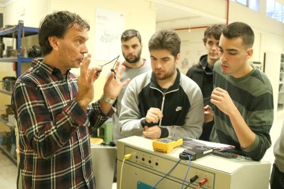 Un grupo de estudiantes con un profesor en la UPC de Terrassa.