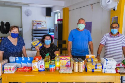 Rosillo, a les portes de l'associació, amb aliments aportats.