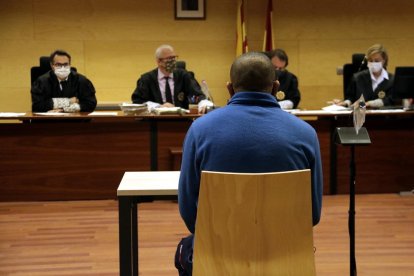 L'acusat, d'esquenes, durant el judici.