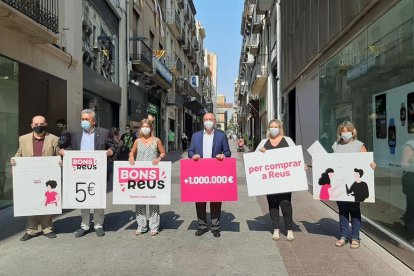 Responsables municipales y del comercio reusense durante el inicio de la campaña.