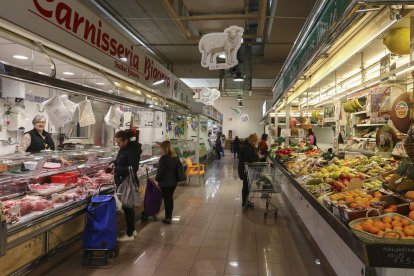 El Mercat del Carrilet va viure ahir un dia estrany, l'endemà de l'anunci de Reus Mobilitat i Serveis.