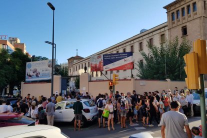 Imagen de la entrada en la escuela Les Carmelites, el primer día de curso.