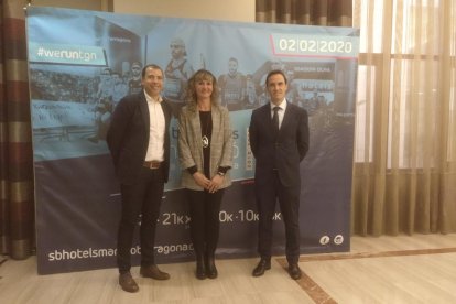 Juanan Fernández, director de la cursa, Maria José López, regidora d'Esports, i Jordi Artiga, director d'operacions d'SB Hotels.