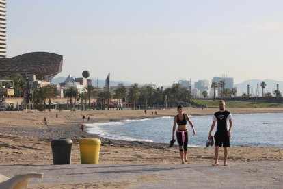 Ciutadans a les platges de Barcelona en la seva obertura