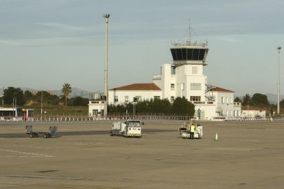 Una imagen de archivo de la torre de control del Aeropuerto de Reus.