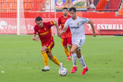 Pedro Martín, durante una acción de un partido en el cual el andaluz actuó de extremo izquierdo, como en sus mejores citas cuando jugaba en Segunda A.