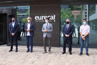 Pla obert del conseller Jordi Puigneró, els doctors Bonaventura Clotet i Oriol Mitjà, el director del CIDAI Marc Torrents, i el director de 5G a la Mobile World Capital Eduard Martín, davant la seu d'Eurecat