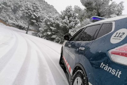 Carreteras restringidas por la nieve acumulada en la calzada.