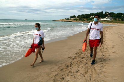 Dos socorristes amb mascareta fent patrullatge a la platja de l'Arrabassada en el primer dia de servei.