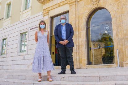 Noemí Llauradó y Joaquim Nin en las puertas de la sede de la Diputación de Tarragona.