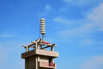 Torre del Parque de Bomberos de Tarragona cerrada el año pasado por problemas estructurales.