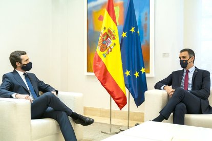 El presidente del gobierno español, Pedro Sánchez, y el líder del PP, Pablo Casado, reunidos en La Moncloa.