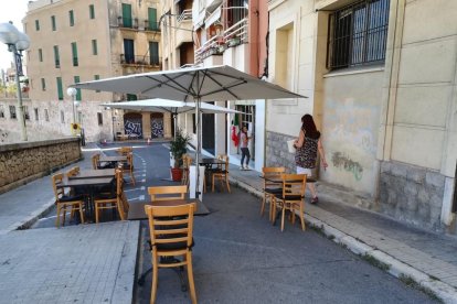 Terrassa destinada a la restauració que s'ha instal·lat al carrer Arquitecte Rovira.