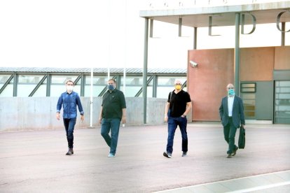 Jordi Cuixart, Raül Romeva, Oriol Junqueras i Jordi Turull en el moment de la sortida de la presó de Lledoners.