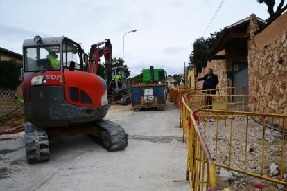 Imagen del inicio de los trabajos en la calle Meritxell, con el alcalde Pere Virgili, y el concejal de Urbanismo, Manel González.