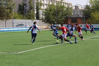 Uno de los instantes del partido disputado a la primera vuelta que acabó con victoria grana (0-2).