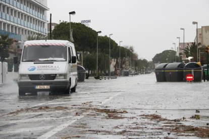 Imatge de diversos vehicles amb dificultats per circular a Cambrils.