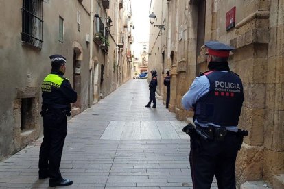 Els agents al carrer durant l'operatiu contra la salut pública.