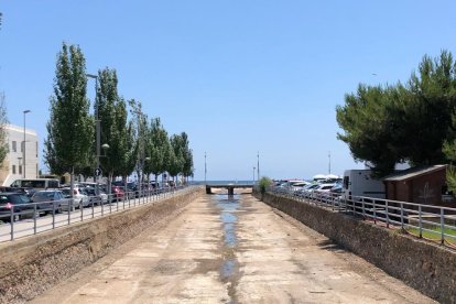 El mal estado del canal es uno de los principales problemas en el barrio.