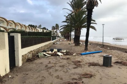 La sorra ha envaït el passeig de Mont-roig.