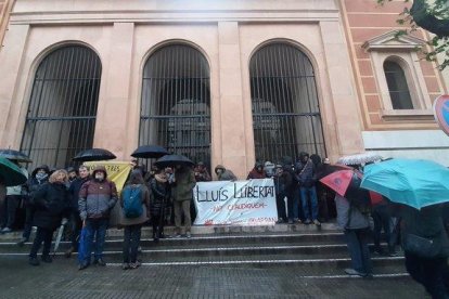 Davant l'Audiència Provincial s'hi van concentrar una quarantena de persones en suport al jove.