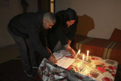 La parella està negociant un lloguer social amb el banc i la PAH demana «comprensió» a l'edifici.