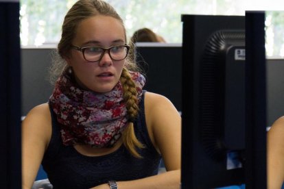 Una estudiant de la Facultat d'Economia i Empresa en una aula de pràctiques, abans del confinament.