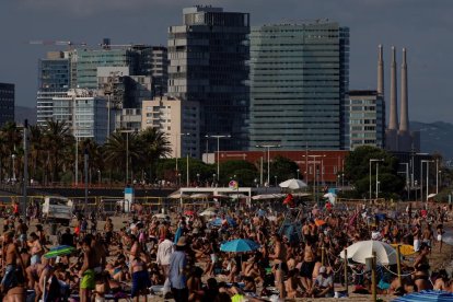 Imatge d'una platja de Barcelona durant la jornada d'ahir