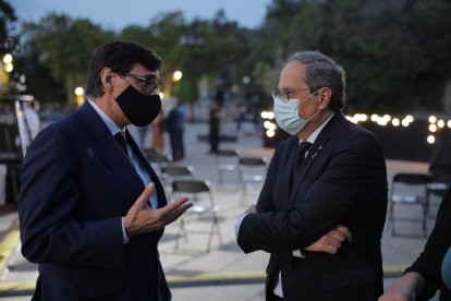 El president de la Generalitat, Quim Torra, i el ministre de Sanitat, Salvador Illa, durant l'acte d'homenatge a les víctimes de la covid-19 el 10 de juliol del 2020