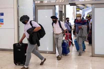 Arribada d'un grup d'esquiladors uruguaians a l'aeroport de Madrid Barajas el mes passat de maig