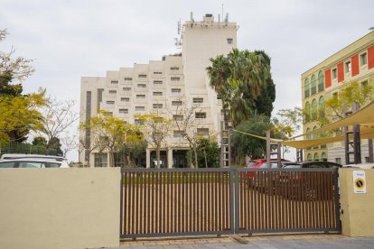 Exterior de la Residencia de la Mercè, donde el personal trabaja sin la protección de mascarillas.