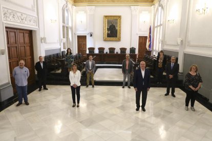 L'alcalde de Reus, Carles Pellicer, amb els portaveus de tots els grups municipals i representants d'agents socials i econòmics, en la presentació d'un pla per reactivar l'economia de la ciutat.