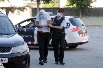 Un dels detinguts en l'operatiu.