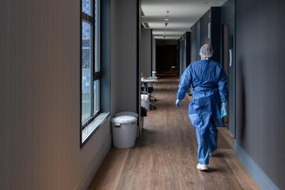 Un professional sanitari, als passadissos de l'Hotel Plaza, que acull malalts de coronavirus.