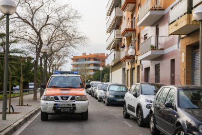 Una pareja de Protección Civil patrullando por el barrio de Bonavista para informar a los ciudadanos de que se tienen que quedar confinados en casa.