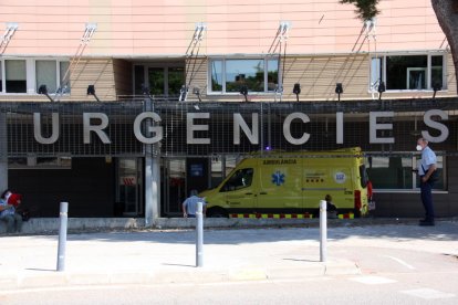 L'entrada de l'edifici d'Urgències de l'Hospital Arnau de Vilanova de Lleida en el moment de l'arribada d'una ambulància