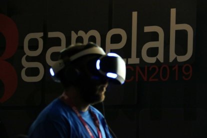 Un asistente al congreso Gamelab con unas gafas de realidad virtual en la edición 2019, en l'Hospitalet.