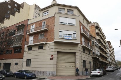 Uno de los 'domassos' que cuelgan de una vivienda en torno a la calle Pròsper de Bofarull.