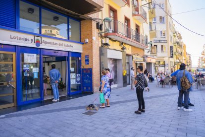 Cues en una Administració de Loteries de Tarragona en el dia de la seva reobertura.