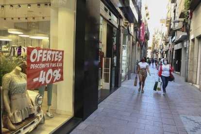 Las tiendas del centro de Reus empezaron a hacer promociones de descuentos ayer.