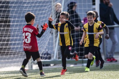 Los niños son el futuro del fútbol y, a falta de instalaciones, tienen permiso para poder entrenar.