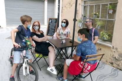 Imatge d'arxiu d'un grup de persones a una terrassa a Cambrils.