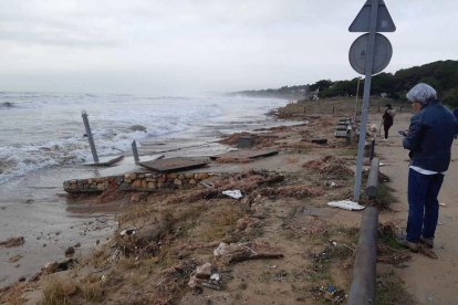 La platja Llarga afectada pel temporal.