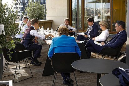 El president del govern espanyol, Pedro Sánchez, en una reunió amb Charles Michel, Ursula von der Leyen, Angela Merkel, Emmanuel Macron i Giuseppe Conte durant la cimera