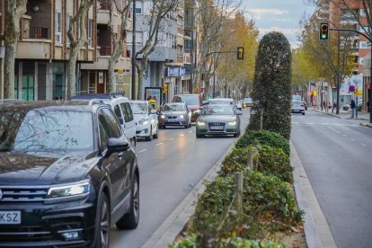 Vehículos en la avenida de los Països Catalans.