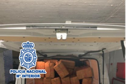 Els fardells d'haixix interceptats en una furgoneta per la policia espanyola, al peatge de Vila-seca de l'AP-7.