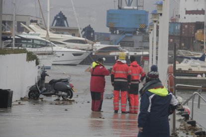 Bomberos en el puerto de Palamós.