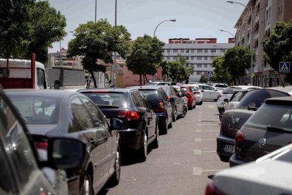 Llargues cues per a accedir al centre de salut Castella del Pi, aquesta tarda a Còrdova, on es realitzen les proves del covid als assistents a una discoteca de la ciutat en la qual mes de 30 persones han donat positiu