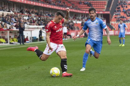 Pol Ballesteros i joan Oriol en el duel disputat al Nou Estadi