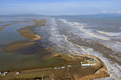 Plano aéreo de la zona de la playa de la Marquesa, en el Delta del Ebro, afectada por el temporal.